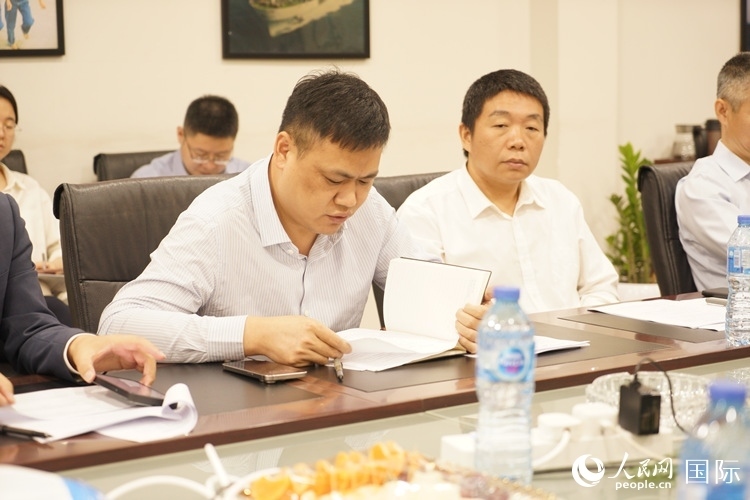 新當選尼日利亞中國礦業(yè)聯(lián)合會會長中國和聯(lián)公司董事長李輝發(fā)言。人民網記者 姜宣攝