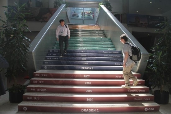 6月24日，在葡萄牙里斯本，與會(huì)者準(zhǔn)備走進(jìn)“龍計(jì)劃”五期總結(jié)研討會(huì)暨六期（2024-2028年）啟動(dòng)會(huì)會(huì)場(chǎng)。