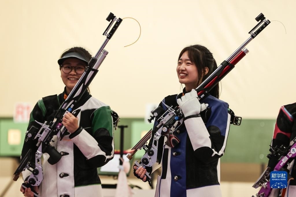2023年9月24日，在杭州亞運會射擊項目女子10米氣步槍個人決賽中，中國選手黃雨婷以252.7環(huán)的成績獲得冠軍，韓佳予獲得亞軍，印度選手拉米塔獲得季軍。圖為黃雨婷（右）、韓佳予在比賽后。新華社記者 單宇琦 攝