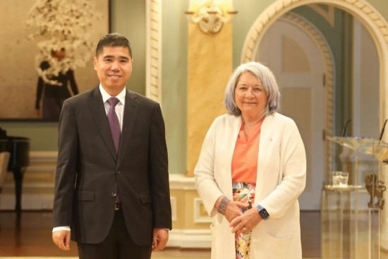 6月26日，中國駐加拿大大使王鏑向加拿大總督西蒙遞交國書。