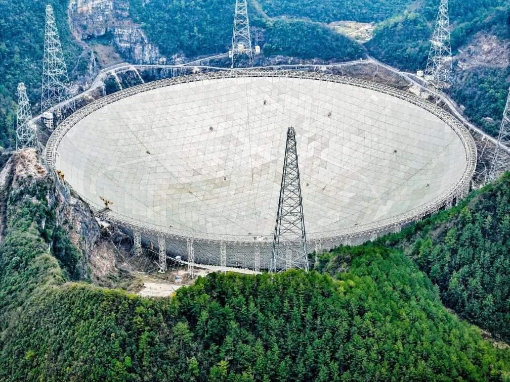 這是2024年2月26日拍攝的位于貴州的“中國(guó)天眼”（無(wú)人機(jī)全景圖片，維護(hù)保養(yǎng)期間拍攝）。新華社記者 歐東衢 攝