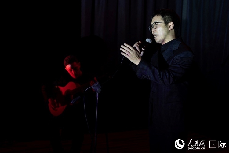 歌曲表演。馬丁·薩巴拉攝