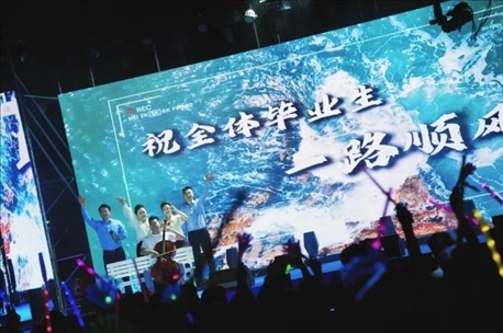 歌曲《祝你一路順風(fēng)》演出現(xiàn)場。供圖：日照職業(yè)技術(shù)學(xué)院