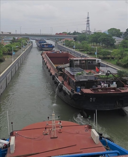 諫壁船閘內(nèi)船只正在過(guò)閘。人民網(wǎng)記者 黃鈺攝