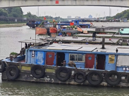 停泊在水上服務(wù)區(qū)的船只。人民網(wǎng)記者 黃鈺攝