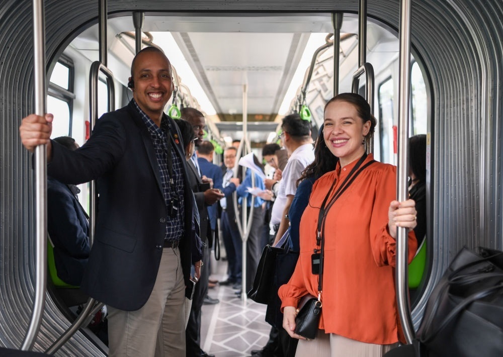 2024年4月22日，拉美和加勒比國家駐華使節(jié)、機(jī)構(gòu)代表和記者應(yīng)外交部邀請，在襄陽騰龍汽車有限公司參訪。新華社記者 杜子璇 攝