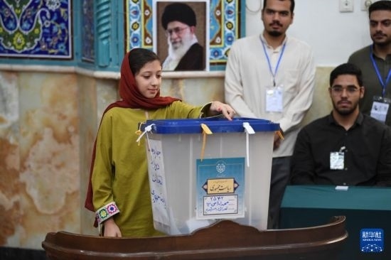 6月28日，伊朗選民在德黑蘭的一處投票站參加總統(tǒng)選舉投票。新華社記者 沙達(dá)提 攝