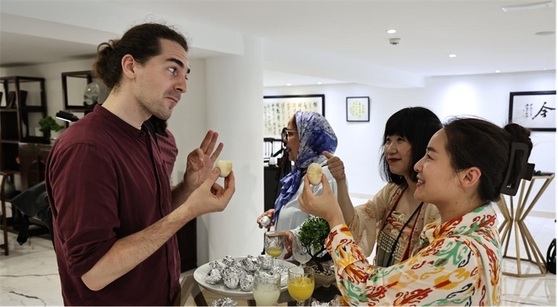 嘉賓品嘗茶葉蛋。拉巴特中國文化中心供圖