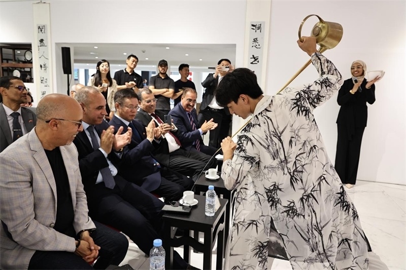 長嘴壺斟茶。拉巴特中國文化中心供圖