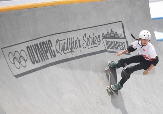 6月20日，鄭好好在比賽中，她在預(yù)賽中最佳成績(jī)?yōu)?2.60分。當(dāng)日，巴黎奧運(yùn)會(huì)資格系列賽布達(dá)佩斯站滑板女子碗池預(yù)賽在布達(dá)佩斯舉行。新華社記者 賀燦鈴 攝