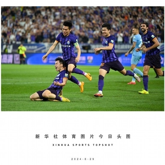  6月29日，天津津門虎隊(duì)球員劉俊賢（左一）在比賽中進(jìn)球后慶祝。新華社記者 孫凡越 攝