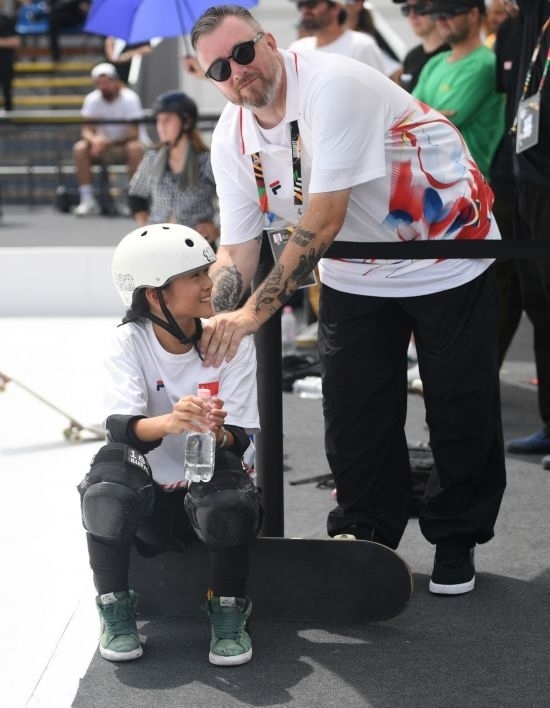 6月20日，鄭好好（左）在比賽間隙與教練互動(dòng)，她在預(yù)賽中最佳成績(jī)?yōu)?2.60分。當(dāng)日，巴黎奧運(yùn)會(huì)資格系列賽布達(dá)佩斯站滑板女子碗池預(yù)賽在布達(dá)佩斯舉行。新華社記者 賀燦鈴 攝