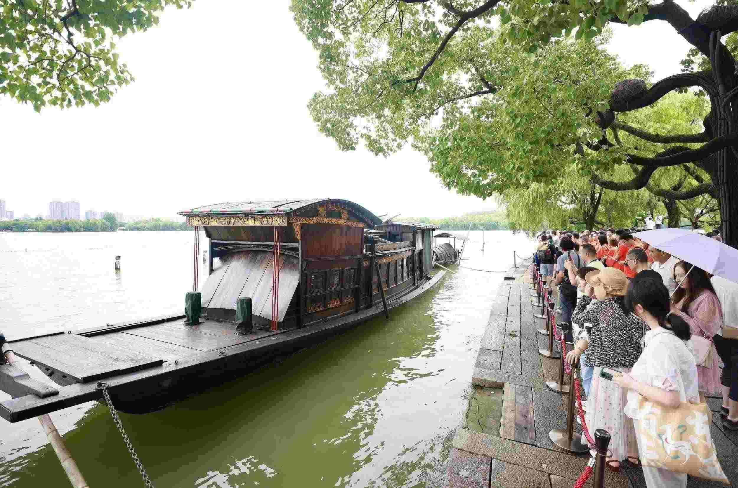 浙江嘉興，游客在南湖景區(qū)湖心島瞻仰紅船，感悟“紅船精神”。（圖片來源：視覺中國(guó)）