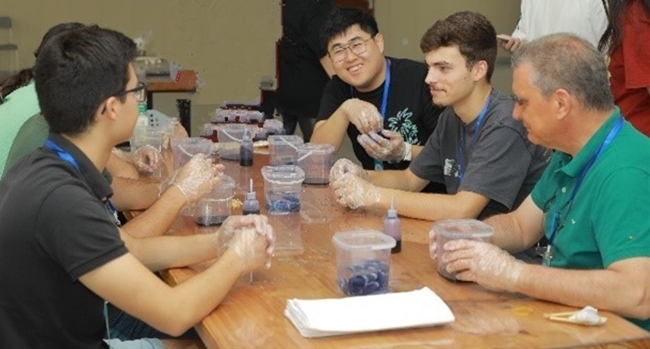 葡萄牙魯班工坊師生扎染體驗。天津機電職業(yè)技術學院供圖