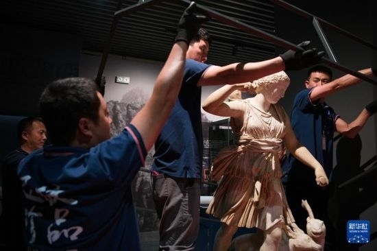 7月2日，工作人員將開箱后的古希臘文物放置在展臺上。新華社記者 張端 攝