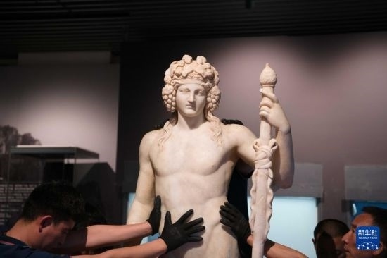 7月2日，工作人員將開箱后的古希臘文物放置在展臺上。新華社記者 張端 攝