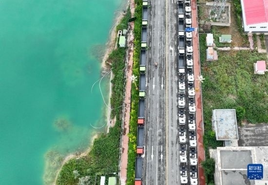 7月2日，車(chē)輛在巴克圖口岸有序出境（無(wú)人機(jī)照片）。新華社發(fā)（馬丁 攝）