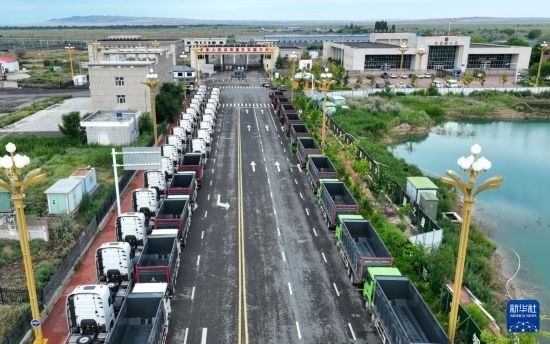 7月2日，車(chē)輛在巴克圖口岸有序出境（無(wú)人機(jī)照片）。新華社發(fā)（馬丁 攝）