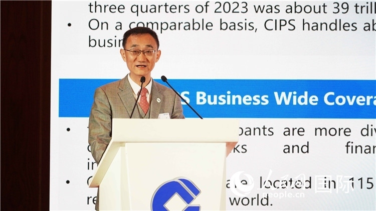 跨境銀行間支付清算有限責(zé)任公司總裁許再越發(fā)言。 人民網(wǎng) 張茜 攝