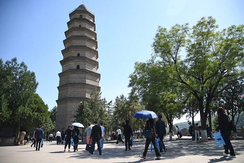 圖為2024年5月7日，游客在延安寶塔山參觀。 新華社記者 張博文 攝