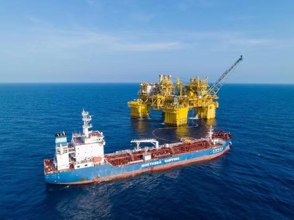 “深海一號”正在開展凝析油外輸作業(yè)。徐海舟攝