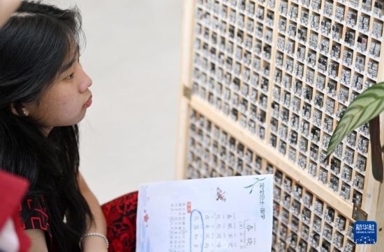 7月3日，外國學(xué)生在了解中國的活字印刷。新華社記者 李然 攝