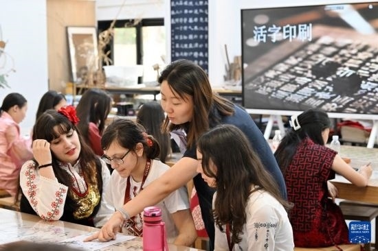 7月3日，外國學(xué)生在了解中國文化。新華社記者 李然 攝