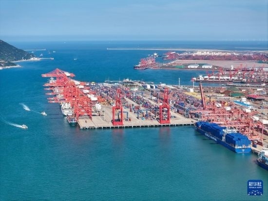 6月26日，貨輪?？吭谶B云港港集裝箱碼頭（無人機照片）。新華社記者 季春鵬 攝
