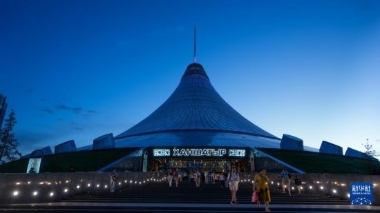 這是7月1日在哈薩克斯坦首都阿斯塔納拍攝的“可汗之帳”購物中心。新華社記者 王建華 攝