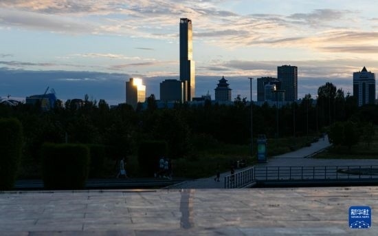 這是7月2日拍攝的哈薩克斯坦首都阿斯塔納市中心的建筑群。新華社記者 白雪騏 攝