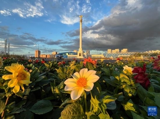 這是7月2日拍攝的哈薩克斯坦首都阿斯塔納獨(dú)立廣場(chǎng)。新華社記者 岳月偉 攝