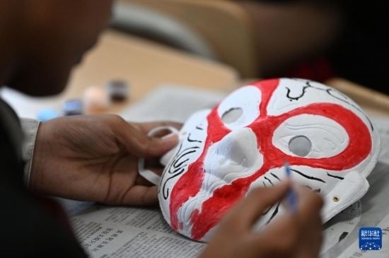 7月3日，外國學(xué)生在繪制京劇臉譜。新華社記者 李然 攝