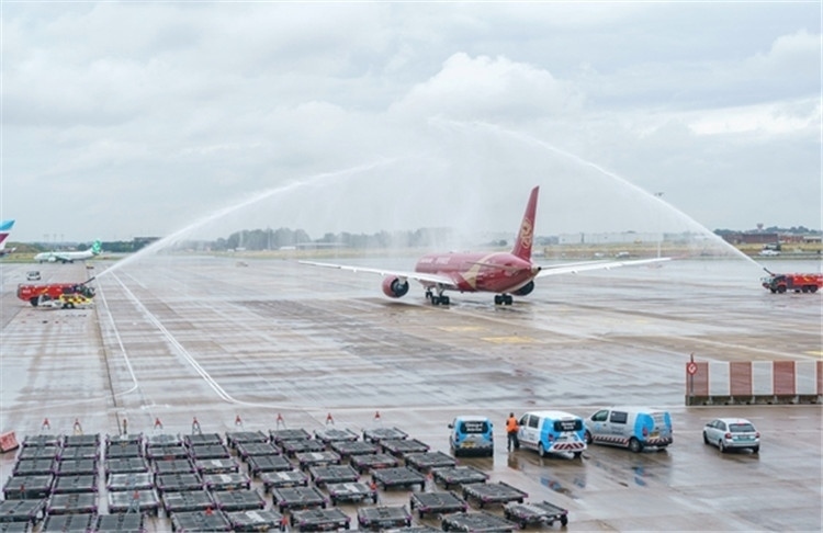 圖為布魯塞爾-上海返程航班出發(fā)前，布魯塞爾機(jī)場(chǎng)方面為返程航班舉行水門(mén)儀式。吉祥航空供圖
