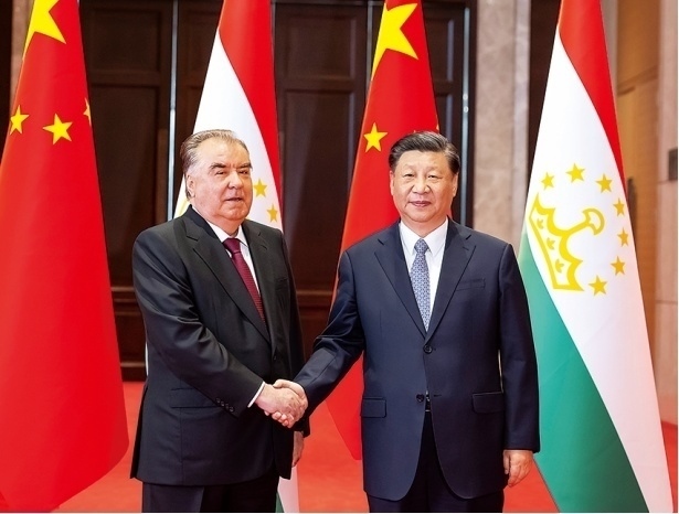 2023年5月，國家主席習近平在西安同來華出席中國—中亞峰會并進行國事訪問的塔吉克斯坦總統(tǒng)拉赫蒙會談。新華社記者 丁海濤 攝