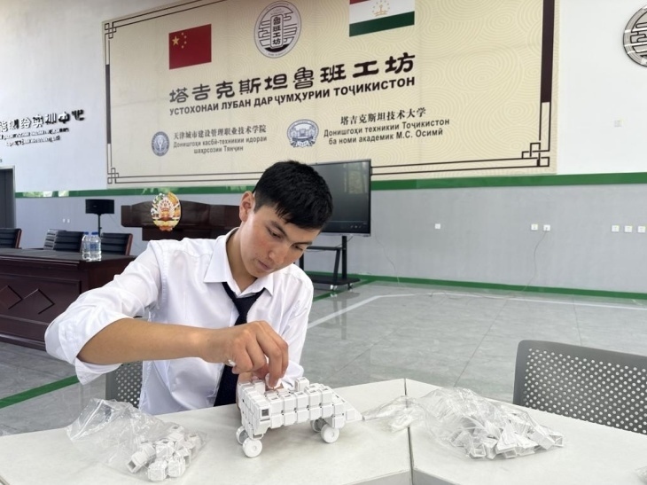 在塔吉克斯坦魯班工坊內(nèi)，學(xué)員正在操作能力源創(chuàng)新套件。本報(bào)記者 屈佩 攝