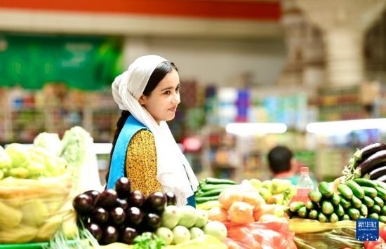 這是7月3日在塔吉克斯坦首都杜尚別大巴扎內(nèi)拍攝的營業(yè)者。新華社記者 姚大偉 攝