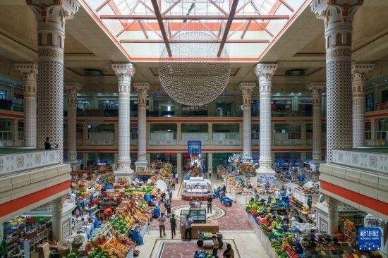 這是7月1日在塔吉克斯坦首都杜尚別拍攝的大巴扎內(nèi)景。新華社記者 周荻瀟 攝