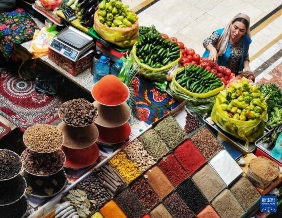 這是7月3日在塔吉克斯坦首都杜尚別拍攝的大巴扎內(nèi)景。新華社記者 燕雁 攝