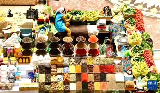 這是7月3日在塔吉克斯坦首都杜尚別拍攝的大巴扎內(nèi)景。新華社記者 姚大偉 攝