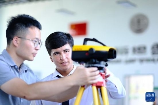 6月14日，在塔吉克斯坦首都杜尚別的魯班工坊，來自天津城市建設(shè)管理職業(yè)技術(shù)學(xué)院的老師（左）指導(dǎo)學(xué)生。新華社記者 鄭開君 攝