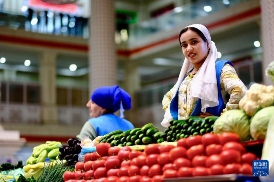 這是6月13日在塔吉克斯坦首都杜尚別大巴扎內(nèi)拍攝的營業(yè)者。新華社記者 鄭開君 攝
