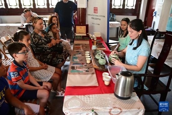 7月4日，在馬耳他桑塔露琪亞市的中國(guó)古典園林“靜園”，人們欣賞中國(guó)茶藝表演。新華社發(fā)（喬納森·博格 攝）