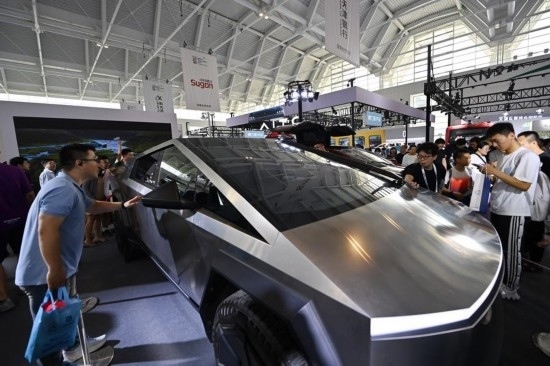 在天津舉行的2024世界智能產(chǎn)業(yè)博覽會(huì)上，觀眾在特斯拉展臺(tái)參觀（6月22日攝）。新華社記者 李然 攝