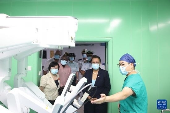 7月5日，塞舌爾衛(wèi)生部長維多在中國海軍“和平方舟”號醫(yī)院船上參觀。新華社發(fā)（劉志磊 攝）