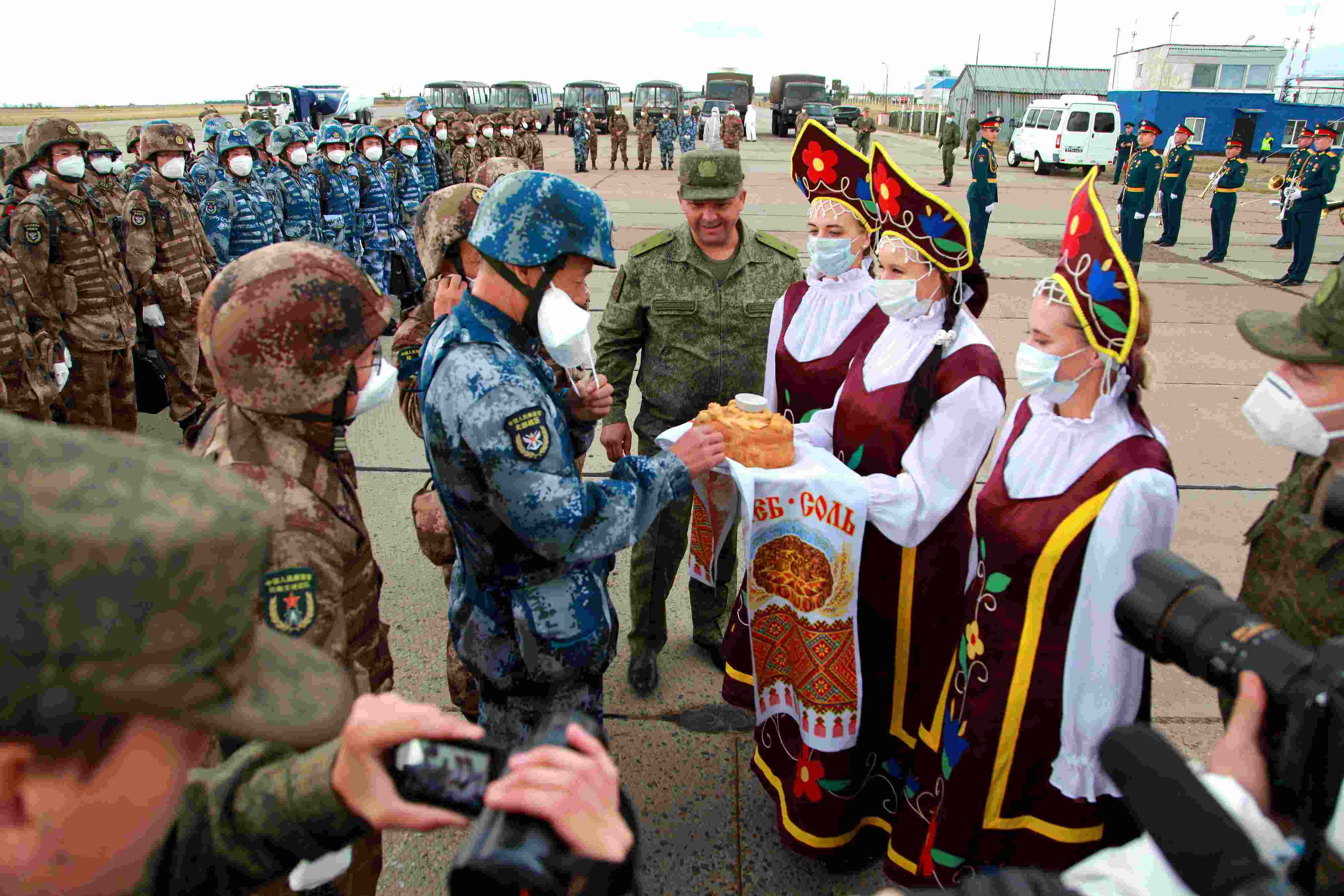 當(dāng)?shù)貢r(shí)間2021年9月10日，跨境參加“和平使命-2021”上海合作組織成員國(guó)聯(lián)合反恐軍演的中方部隊(duì)導(dǎo)演部抵達(dá)俄羅斯奧倫堡“東古茲”靶場(chǎng)演習(xí)地域。圖為俄方人員為中方人員舉行歡迎儀式。