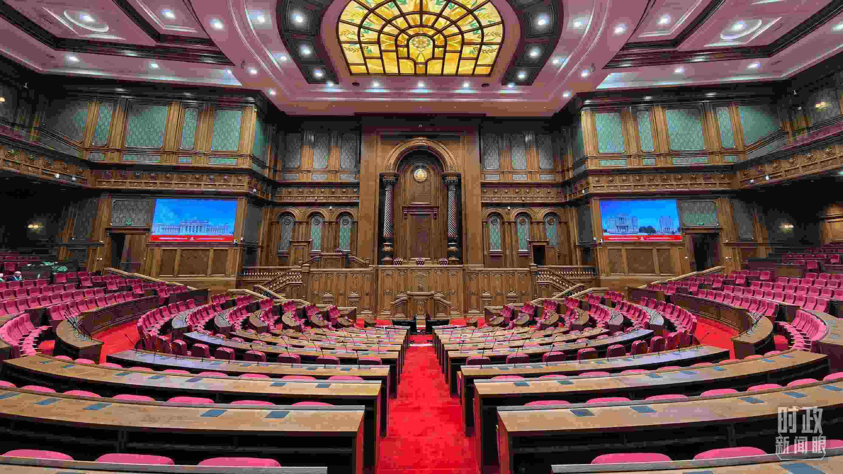 △中方援建塔議會大樓內的聯(lián)席議會廳。（總臺央視記者陸泓宇拍攝）