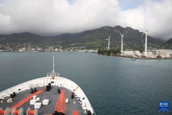 7月5日，中國海軍“和平方舟”號醫(yī)院船抵達(dá)塞舌爾維多利亞新港碼頭。新華社發(fā)（劉志磊 攝）