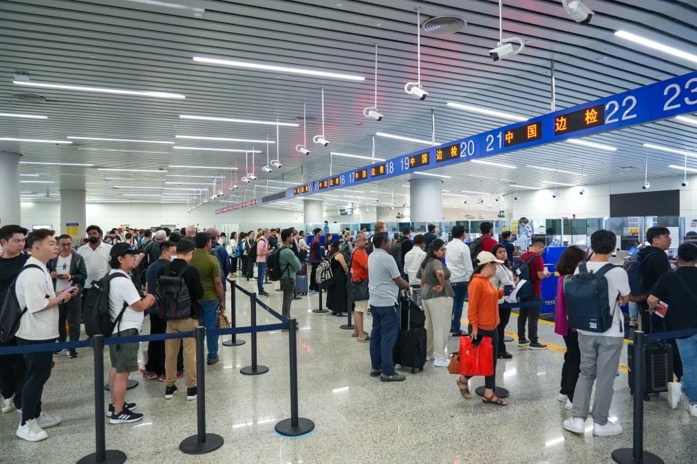 7月4日，白云邊檢站旅客通關(guān)現(xiàn)場。（白云邊檢站供圖）