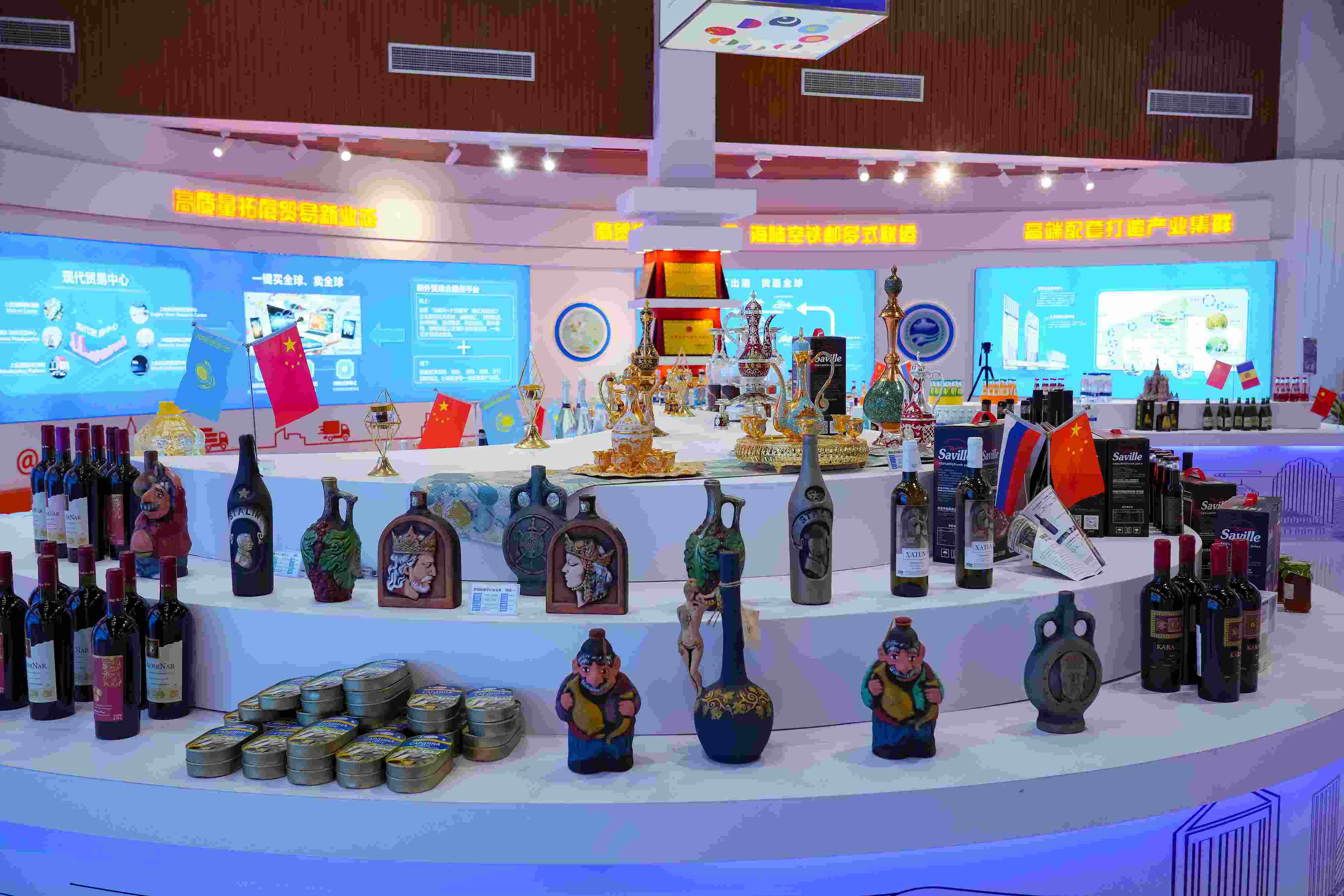 2022年10月19日，青島，上合示范區(qū)展出的上合組織國(guó)家特色商品。