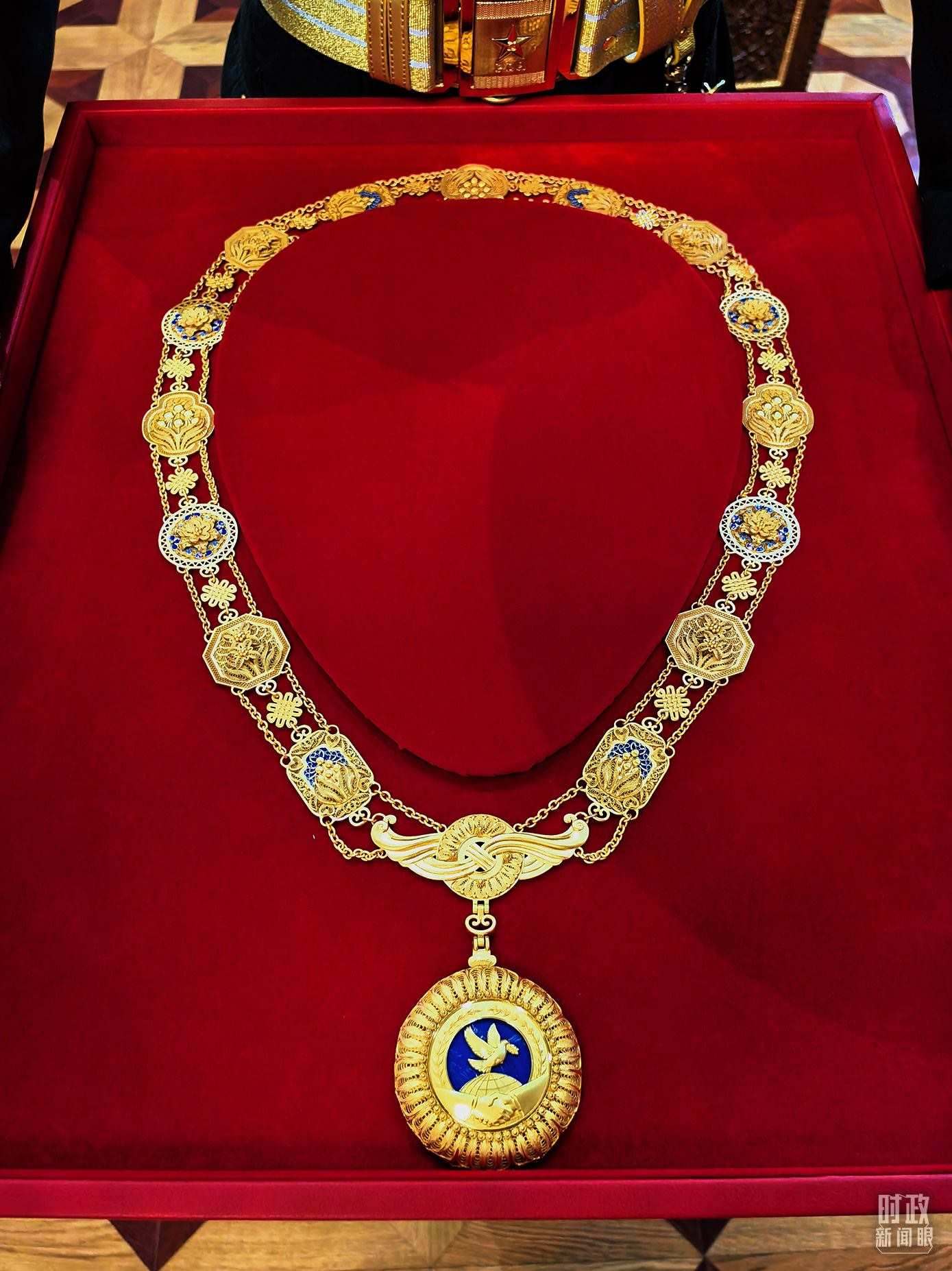 △中華人民共和國“友誼勛章”。（總臺央視記者范學禹拍攝）